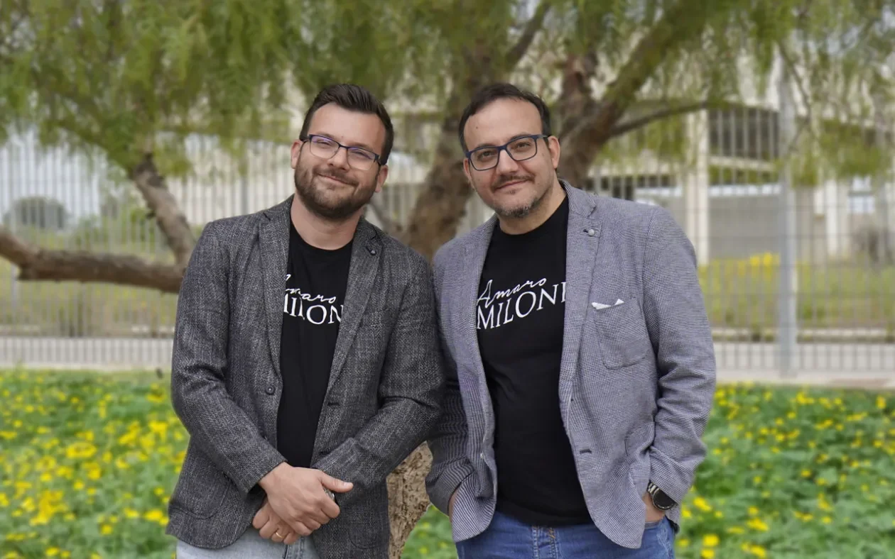 Michele e Davide, fondatori di Milone, insieme all’aperto